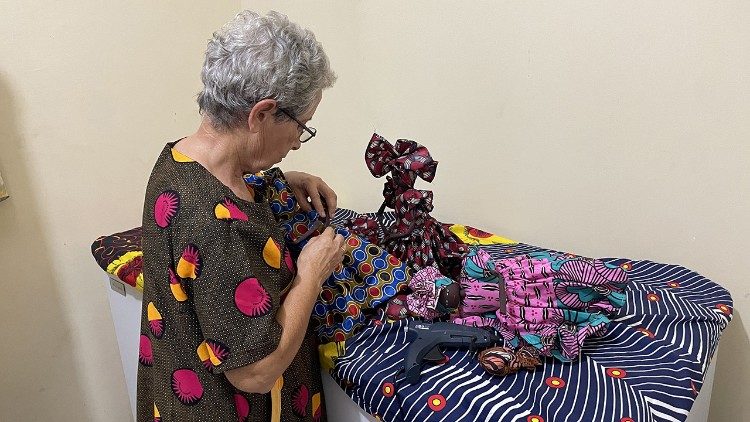 Irmã Ángela costura uma boneca
