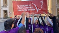 Flashmob, ki je leta 2023 potekal v Rimu v okviru svetovnega dneva molitve in premišljevanja proti trgovini z ljudmi