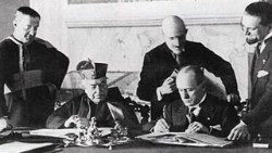 L'allora cardinale Segretario di Stato Pietro Gasparri e Benito Mussolini, primo ministro italiano, firmano i Patti Lateranensi