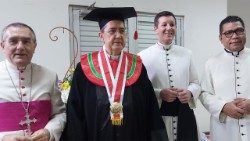 El cardenal Miguel Ángel Ayuso Guixot, presidente del Dicasterio para el Diálogo Interreligioso del Vaticano, recibe el doctorado honoris causa de la Universidad Islámica Estatal Sunan Kalijaga, en la provincia de Yogyakarta, el 13 de febrero de 2023.