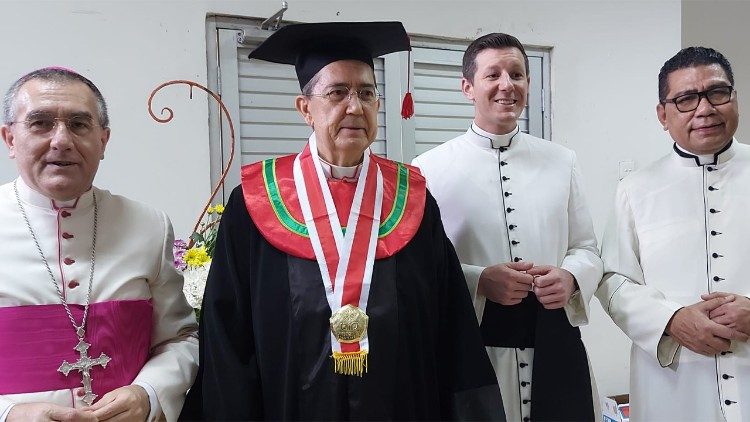Kardinál Miguel Ángel Ayuso Guixot, předseda vatikánského dikasteria pro mezináboženský dialog, obdržel 13. února 2023 čestný doktorát Státní islámské univerzity Sunana Kalijagy v provincii Yogyakarta
