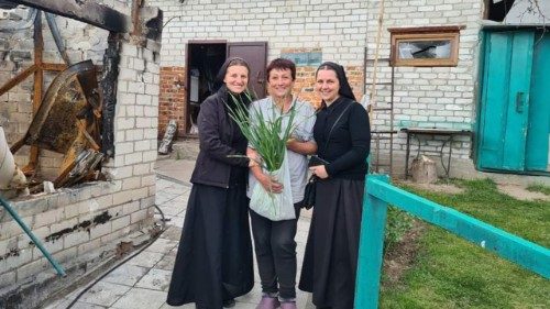 Die Missionsschwestern vom Heiligsten Erlöser mit einer Bürgerin von Tschernihiw neben ihrem zerstörten Haus