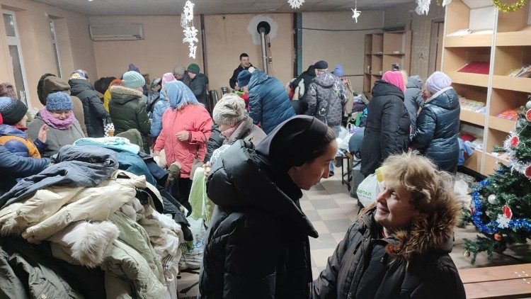 Сестри допомагають роздавати гуманітарну допомогу в Чернігові