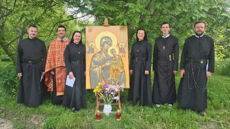 Prière entre frères et sœurs rédemptoristes devant l'icône de Notre-Dame du Perpétuel Secours 
