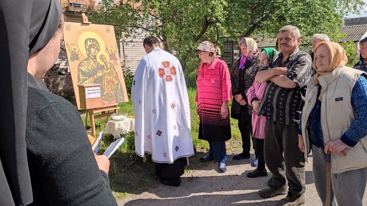 Modlitwa razem z o. redemptorystami przed ikoną Matki Bożej Nieustającej Pomocy w Czernihowie