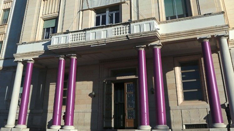 Le colonne tinte di viola del pronao dell'ospedale pugliese