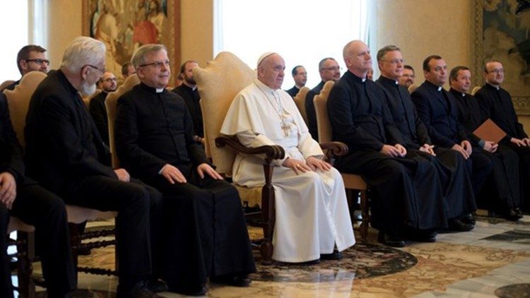 Josephas Roeschas MIC (ketvirtas iš dešinės) popiežiaus audiencijoje 2017 m. 