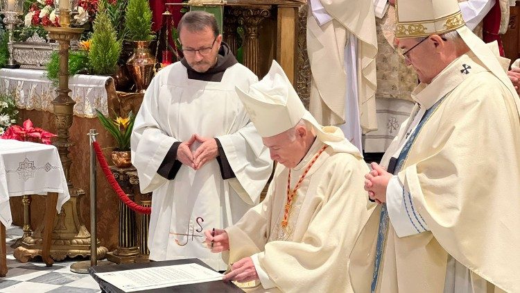 El cardenal Carlos Aguiar Retes firma el documento