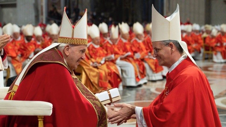 Papa Franjo predaje palij mons. Draženu Kutleši (Vatikan, 29. lipnja 2022.)