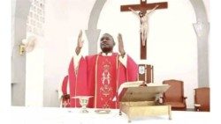 Bischof Bob John Hassan Koroma von der Diözese Makeni in Sierra Leone