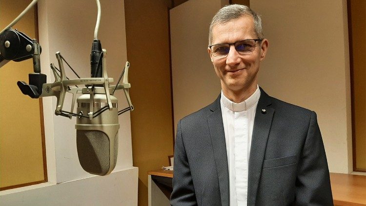 Martos Levente Balázs atya a rádió stúdiójában