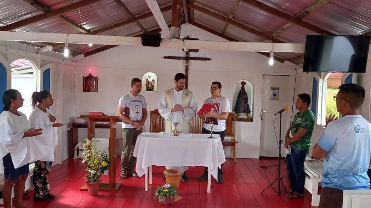 Pe Alexandre celebra Missa em igreja flutuante
