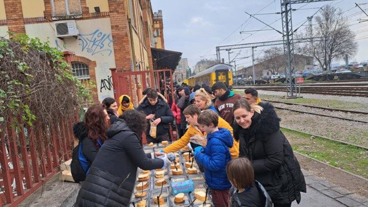 Un'immagine invernale della distribuzione di cibo alle persone migranti nel punto di transito alla stazione di Rijeka-Fiume