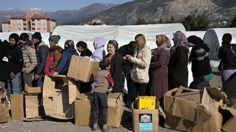 Profughi e terremotati in fila per la distribuzione di aiuti alimentari