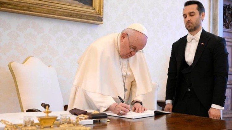 Papież podpisuje słowa przesłania dla narodu tureckiego w obecności nowego ambasadora Turcji