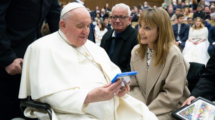 Papa Francisco recebendo a primeira cópia do filme La Sirvienta.