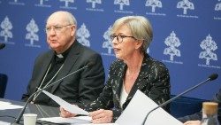 Linda Ghisoni, sottosegretario del Dicastero Laici, Famiglia, Vita (alla sinistra, cardinal Kevin Farrell, prefetto del medesimo dicastero)