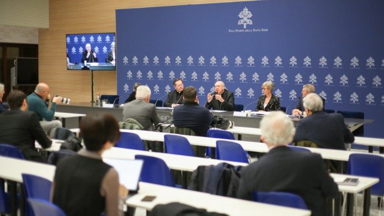 Пресконференция за конференцията във Ватикана посветена на ролята на миряните в Църквата