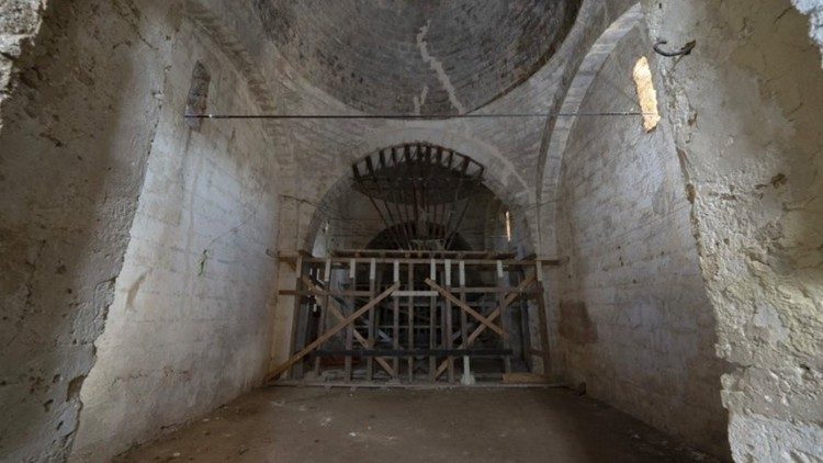 L'interno della chiesetta di san Pietro dei Samari a Gallipoli, a rischio crollo