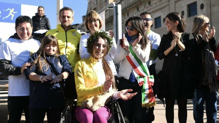 La delegazione di Athletica Vaticana con il sindaco di Assisi alla premiazione della San Francesco Marathon 2022