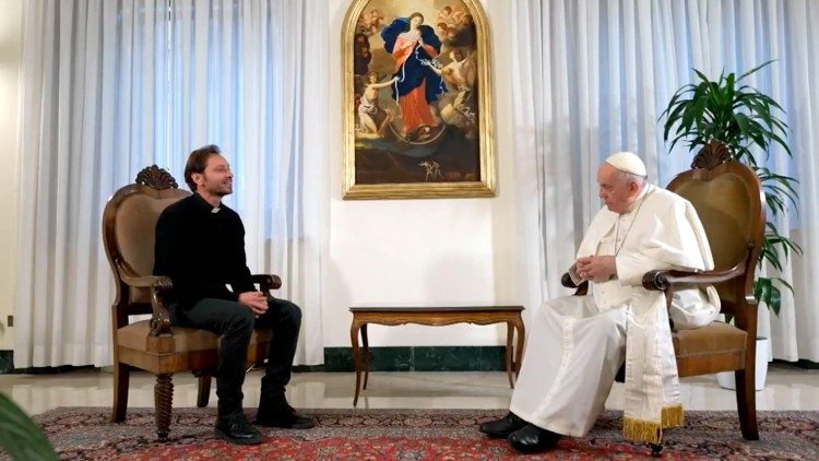 El Papa realiza la entrevista para el programa "I Viaggi del Cuore"