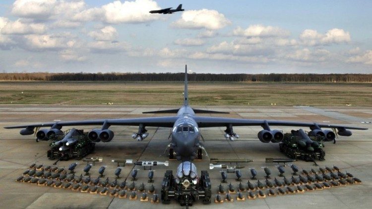 Un bombardiere statunitense in grado di trasportare ordigni nucleari