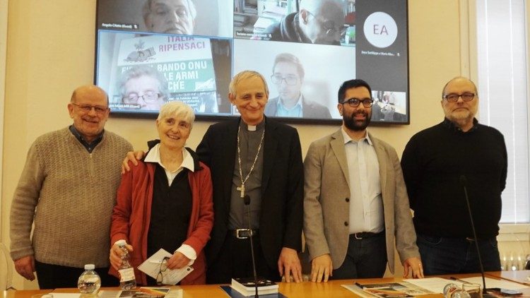 Il cardinale Matteo Zuppi (al centro) a Bologna con alcuni dei responsabili delle associazioni cattoliche firmatarie dell'appello "Italia ripensaci". A sinistra don Renato Sacco, coordinatore nazionale di Pax Christi