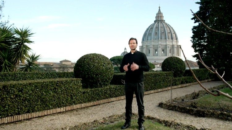 Don Davide Banzato durante lo "Speciale I Viaggi del cuore"