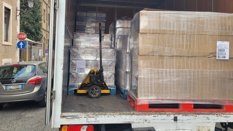 Material destinado à Turquia sendo carregado no caminhão dentro do Vaticano
