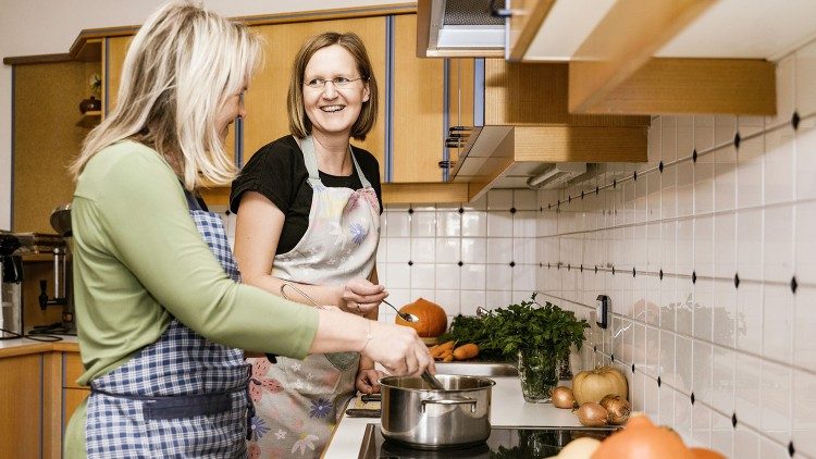 Frauen der kfb Vorderweißenbach beim Kochen von Suppe für die Aktion Familienfasttag. © Sabine Kneidinger / Welt der Frauen