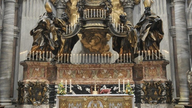 L'Altare della Cattedra di San Pietro Apostolo, con le cento luminarie