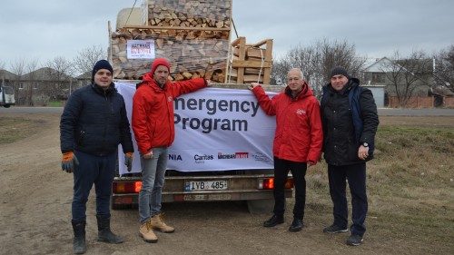 Anenii Noi/Moldau: Brennholzlieferung für bedürftige Familien (mit roter Jacke, links: Wiener Caritasdirektor Klaus Schwertner u. Caritaspräsident Michael Landau (rechts))