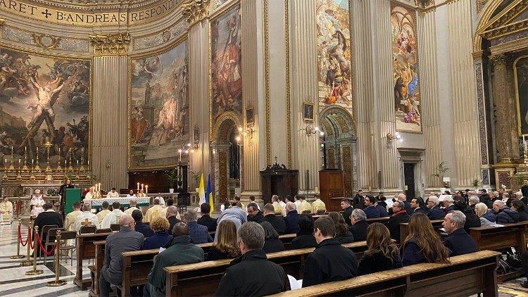 Los fieles presentes en la misa por Ucrania en la iglesia de Sant'Andrea della Valle