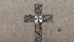 O cruce întocmită cu cioburile de sticlă dintr-o localitate din Ucraina lovită de război.