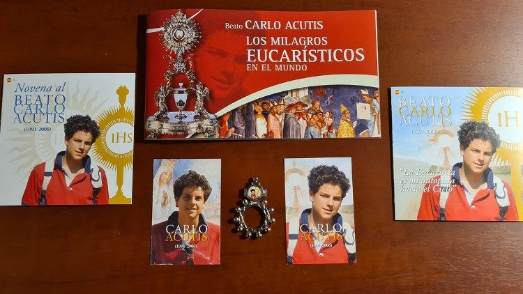 Estos son los regalos que la madre del beato Carlo Acutis entrega a los espectadores del film. (Foto de José María Zavala)