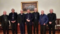 La présidence de la CEM au Vatican, au siège du Synode des évêques, avec le cardinal Grech (au centre) et Mgr Luis Marín (à sa gauche). 