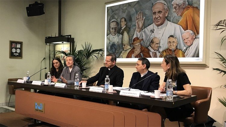 Un momento della presentazione del Rapporto. Da sinistra: Rafaella Figueredo, suor Ruffinatto, don Navarro, padre  Amarante e la moderatrice Fausta Speranza