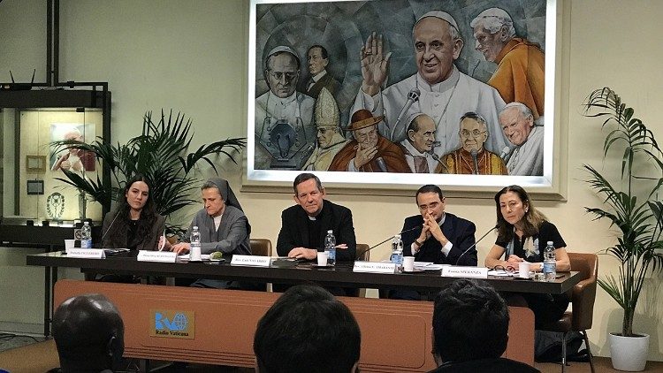 Un momento de la presentación del Informe. De izquierda a derecha: Rafaella Figueredo, hermana Ruffinatto, don Navarro, padre Amarante y moderadora Fausta Speranza