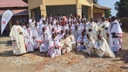 Les prêtres du diocèse d'Idiofa (RD Congo), autour de leur évêque, Mgr José Moko Ekanga