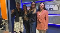 Linda Bordoni con Darya de Rusia, Olga de Bielorrusia y Katya de Ucrania en los estudios de Radio Vaticana-Vatican News