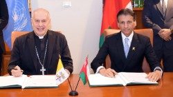 Los representantes de la Santa Sede y Omán ante la ONU: el arzobispo Gabriele Caccia y Mohammed Al Hassan, durante la ceremonia de firma en Nueva York.