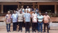 Des prêtres du diocèse de Buta, autour de leur leur administrateur apostolique Mgr Jean Bertin Nadonye, du 22 au 24 février 2023