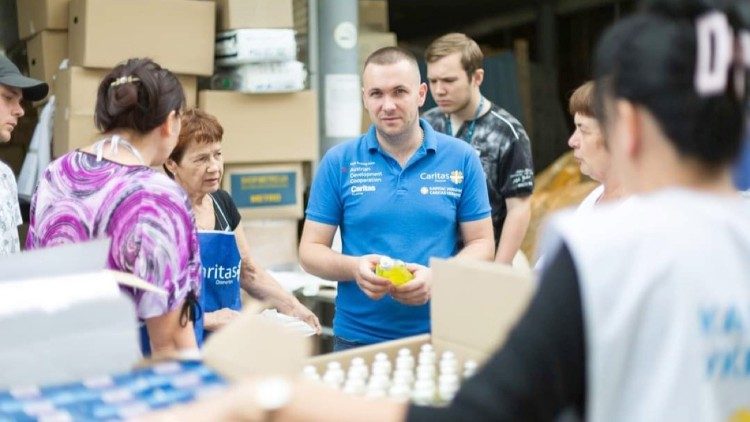 Dmytro durante il lavoro alla Caritas di Donetsk, a Dnipro (Ucraina) 