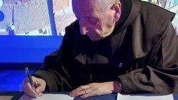 El padre Gian Maria Polidoro firma las cartas para Putin y Zelenski en el EcuFilm Fest