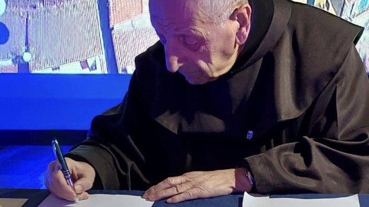 Cha Gian Maria Polidoro ký thư gửi các Tổng thống Putin và Zelensky 