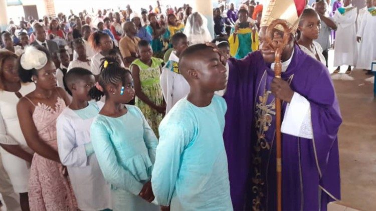 Célébration des sacrements à la paroisse Marie de Lourdes de Mabassa