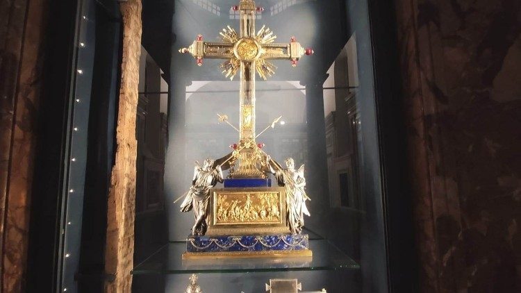 Algunos fragmentos de la Cruz de Cristo conservados en una "stauroteca".