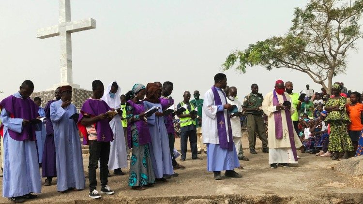 Os fiéis na diocese de Maiduguri