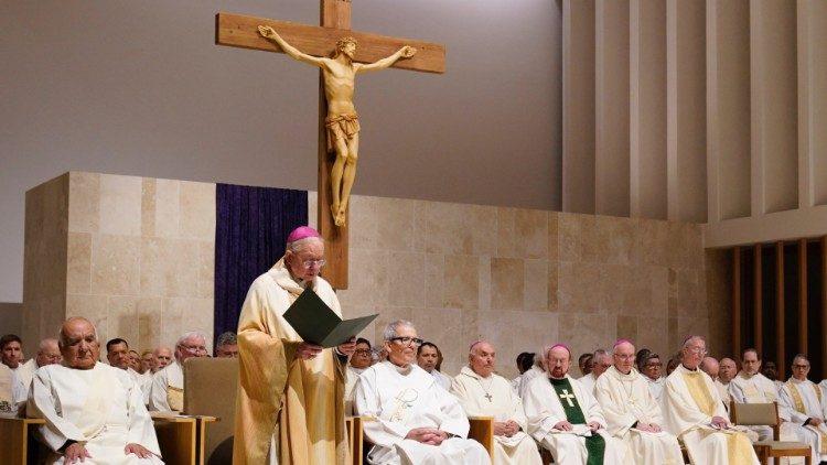 O arcebispo Gómez lê o telegrama do Papa Francisco