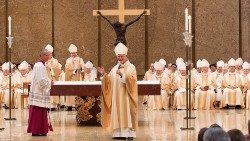 Foto de arquivo: o bispo auxiliar de Los Angeles assassinado, O'Connell, durante uma celebração (Angelus News)
